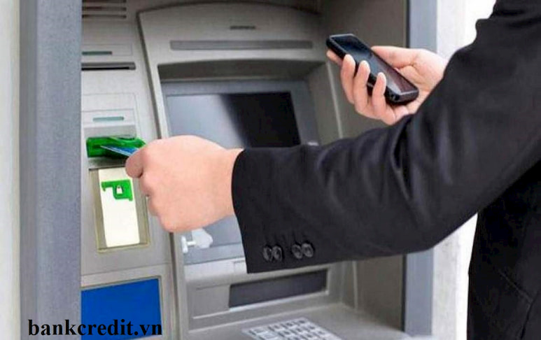 Tra cứu thông tin tài khoản qua ATM là cách được nhiều người áp dụng