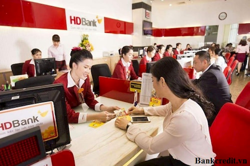 Khách hàng đăng ký Internet Banking tại quầy giao dịch của ngân hàng HDBank