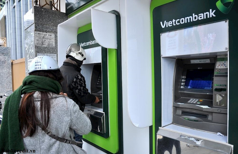 Tra cứu tài khoản Vietcombank tại cây ATM nhanh nhưng mất thời gian đi lại và xếp hàng