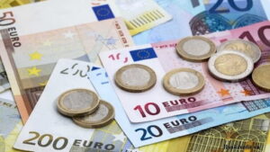 Euro chính thức ra mắt vào ngày 1/1/1999 và được ứng dụng rộng rãi vào ngày 1/1/2002
