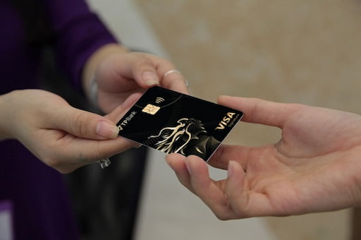 Thẻ đen là loại thẻ tín dụng có màu đen, là hạng Bạch Kim được ngân hàng cấp cho khách hàng