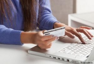 Ngân hàng cung cấp hình thức thu phí thường niên bằng cách trừ tiền trực tiếp trong tài khoản