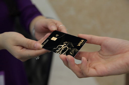 Các điều kiện để có thể sở hữu thẻ TPBank Visa Signature được đánh giá vô cùng khắt khe